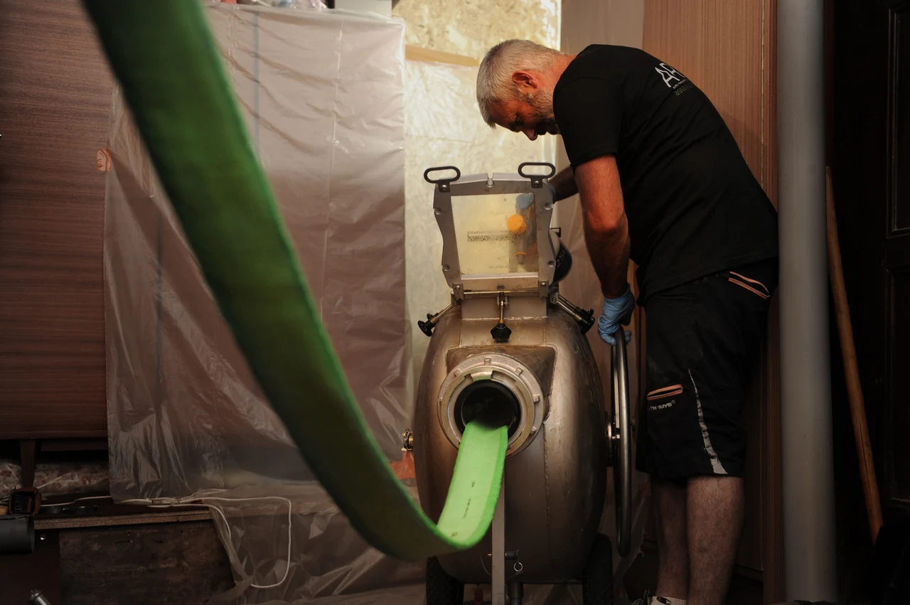 Chemisage de canalisation en cours — gaine résine époxy