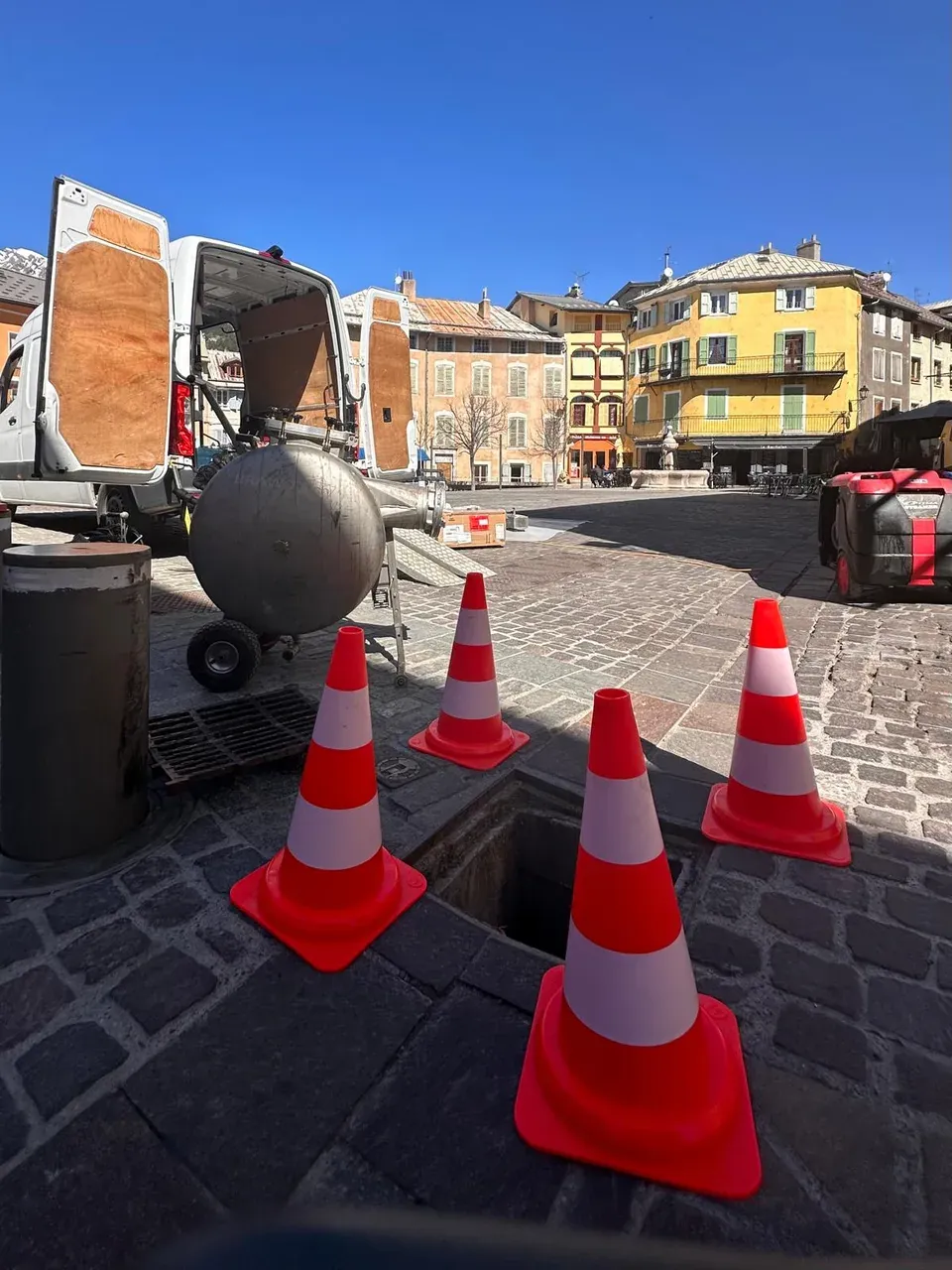 Installation chantier chemisage centre-ville Embrun — ARC Assainissement